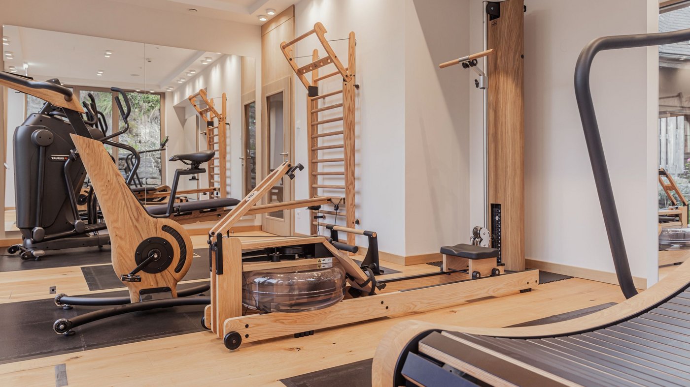 Unser Hotel am Katschberg: an der Piste, bei Tisch, im Pool Unser Hotel am Katschberg: an der Piste, bei Tisch, im Pool