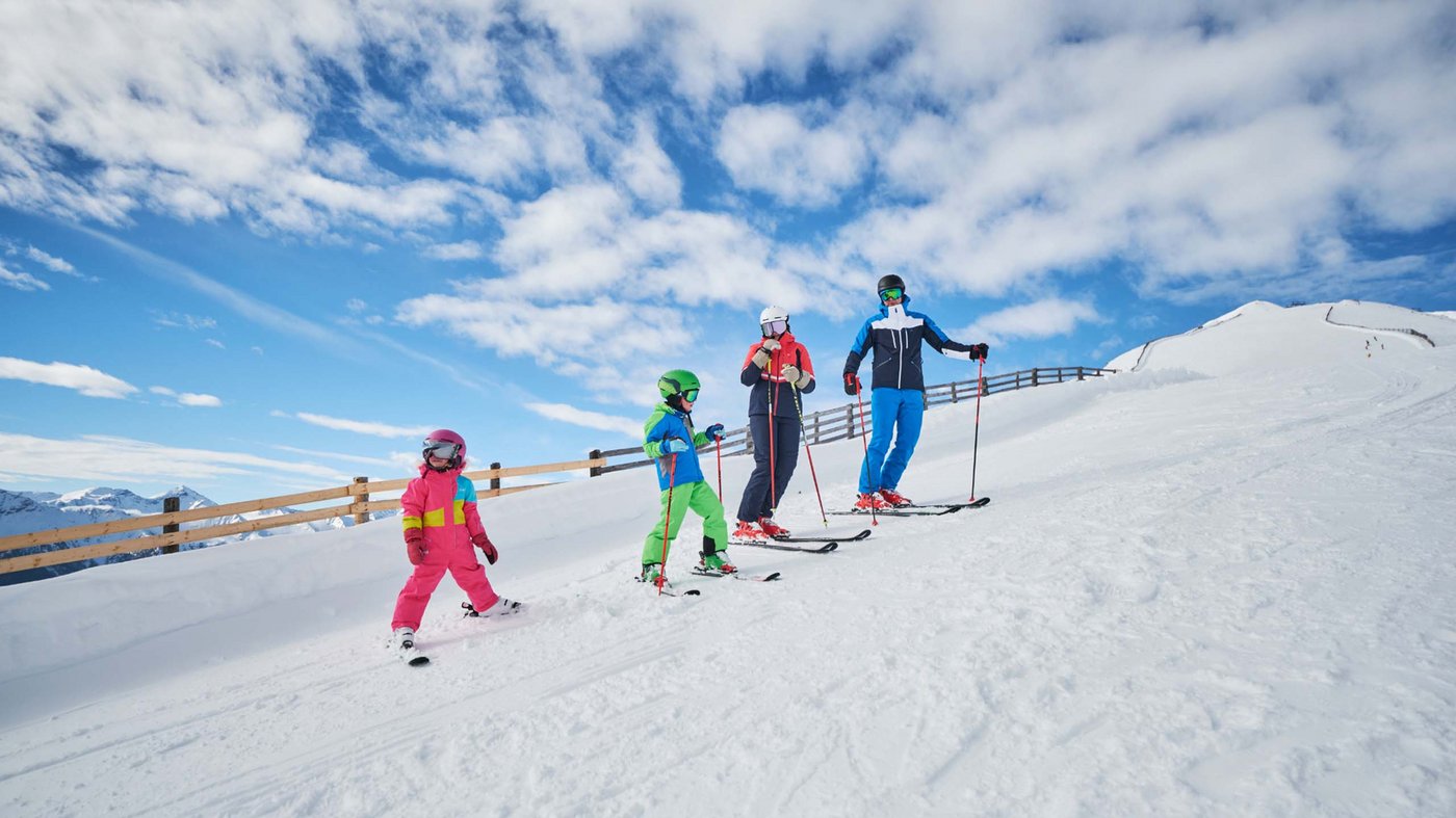 Unser Hotel am Katschberg: an der Piste, bei Tisch, im Pool Unser Hotel am Katschberg: an der Piste, bei Tisch, im Pool