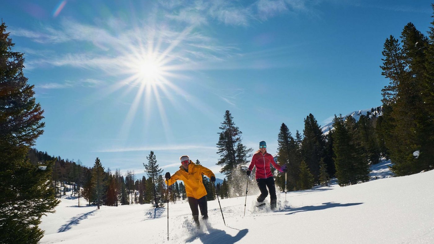Unser Hotel am Katschberg: an der Piste, bei Tisch, im Pool Unser Hotel am Katschberg: an der Piste, bei Tisch, im Pool