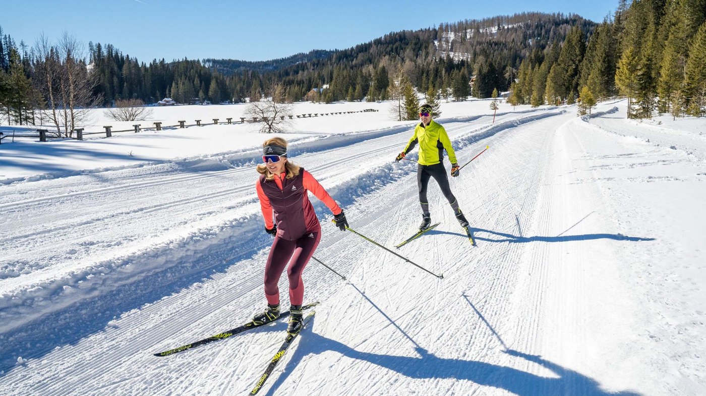 Unser Hotel am Katschberg: an der Piste, bei Tisch, im Pool Unser Hotel am Katschberg: an der Piste, bei Tisch, im Pool