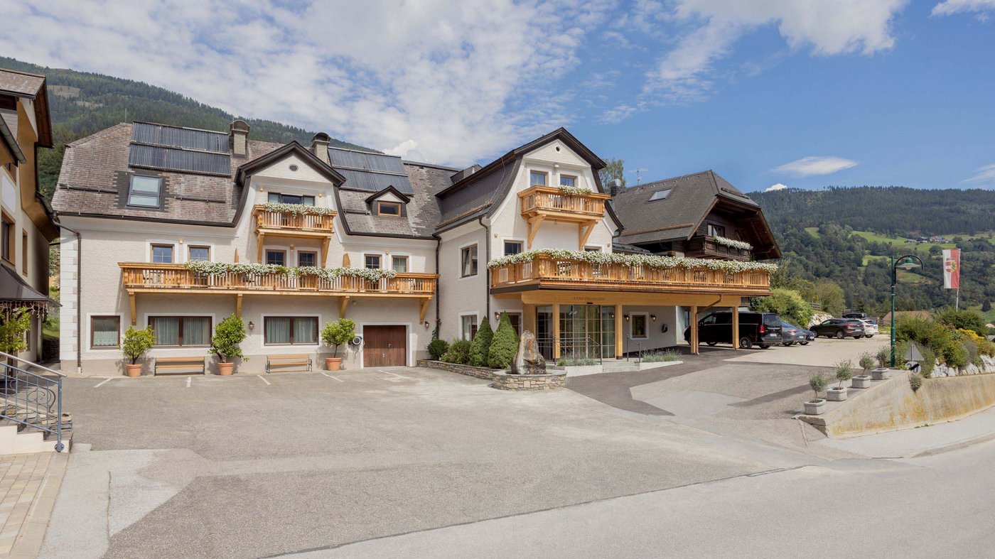 Unser Hotel am Katschberg: an der Piste, bei Tisch, im Pool Unser Hotel am Katschberg: an der Piste, bei Tisch, im Pool