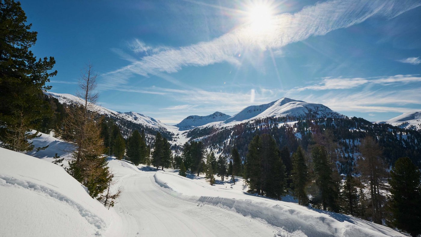 Unser Hotel am Katschberg: an der Piste, bei Tisch, im Pool Unser Hotel am Katschberg: an der Piste, bei Tisch, im Pool
