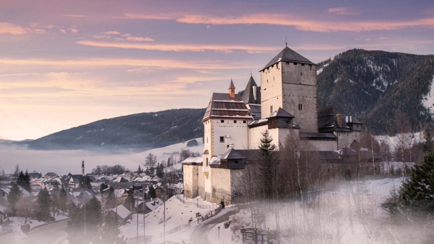 Unser Hotel am Katschberg: an der Piste, bei Tisch, im Pool Unser Hotel am Katschberg: an der Piste, bei Tisch, im Pool