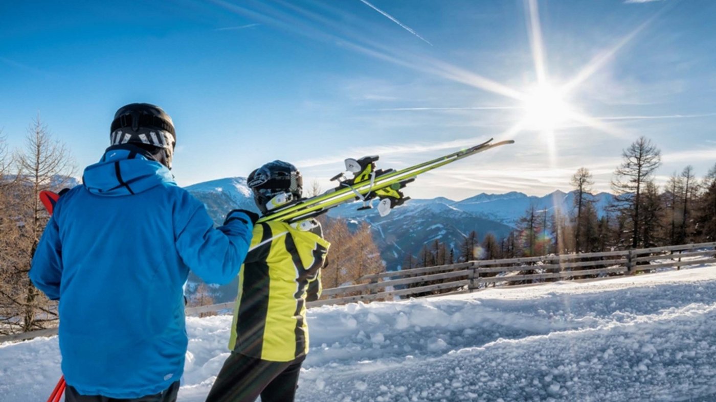 Unser Hotel am Katschberg: an der Piste, bei Tisch, im Pool Unser Hotel am Katschberg: an der Piste, bei Tisch, im Pool