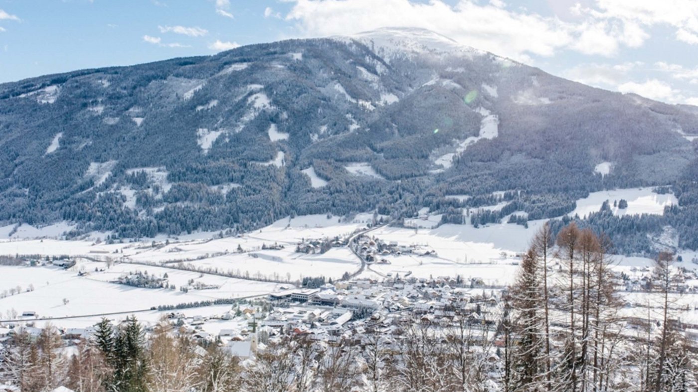 Unser Hotel am Katschberg: an der Piste, bei Tisch, im Pool Unser Hotel am Katschberg: an der Piste, bei Tisch, im Pool